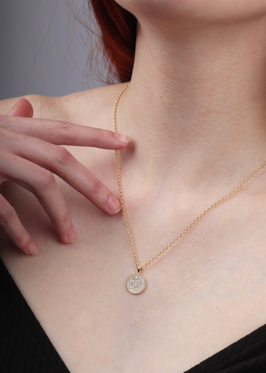 Model wearing ULMAZ Pavé Circle Charm Elevate your jewelry collection with the exquisite craftsmanship of our "Pavé Circle Charm." A symbol of sophistication in lustrous 14K solid gold, this charm is an embodiment of classic design paired with modern eleg