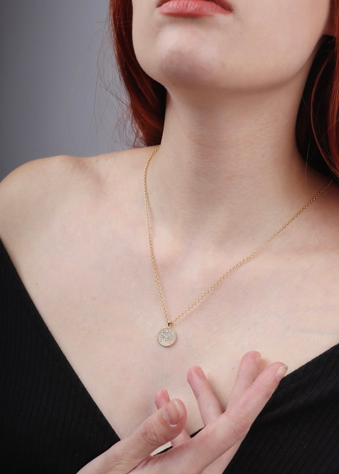 Model wearing ULMAZ Pavé Circle Charm Elevate your jewelry collection with the exquisite craftsmanship of our "Pavé Circle Charm." A symbol of sophistication in lustrous 14K solid gold, this charm is an embodiment of classic design paired with modern eleg